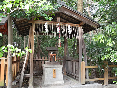 椿丘大明神の屋根つき祠