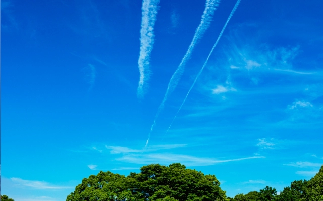 ３本の飛行機雲