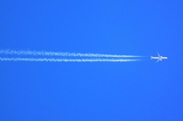 飛行機雲２本